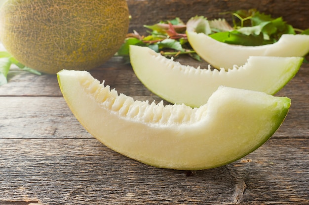 Foto melón fresco cortado en pedazos en una mesa de madera