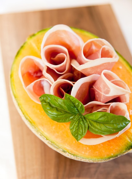 Melón fresco con prosciutto y albahaca