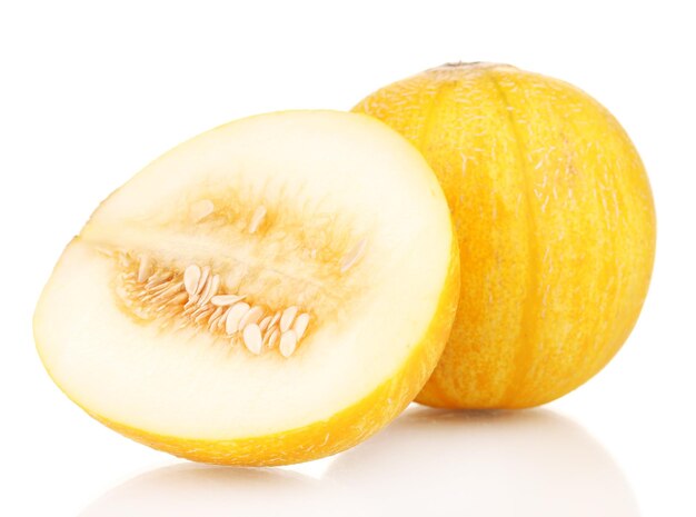 Melón maduro aislado en blanco