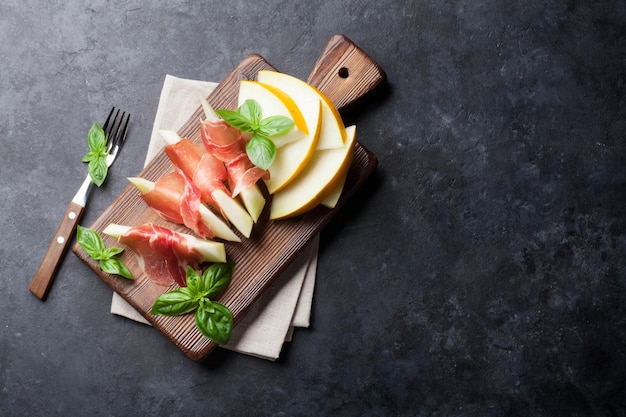 Melón con prosciutto y albahaca