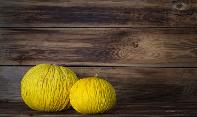 Foto melón sobre fondo de madera