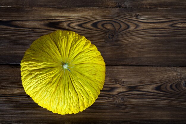 Melón sobre fondo de madera