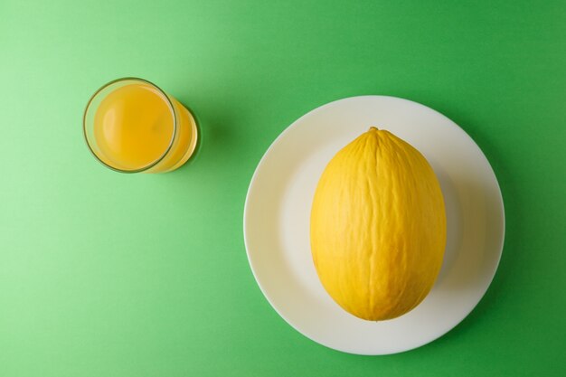 Melone auf hellgrüner Oberfläche.