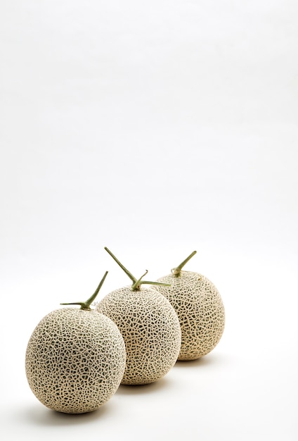 Melone mit drei Kantalupen auf Weiß