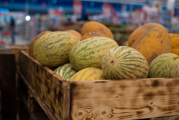 Melones maduros en el primer plano del mostrador de la tienda