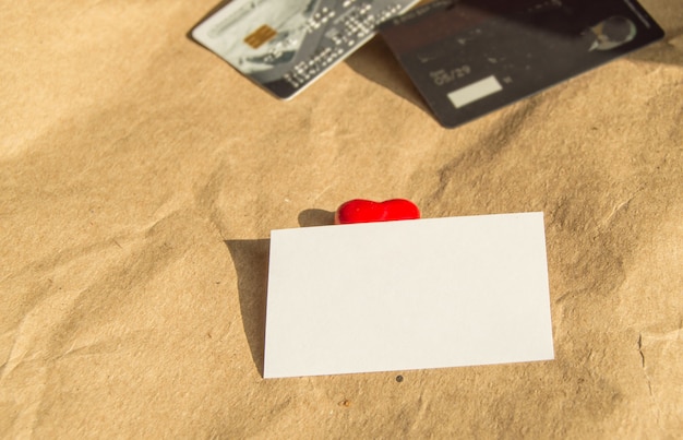 Membrete en blanco blanco y tarjetas bancarias en papel de regalo, el concepto de compras o regalos