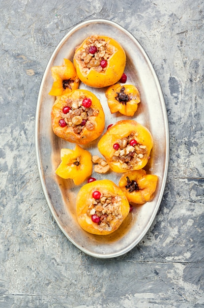 Membrillo al horno relleno de nueces