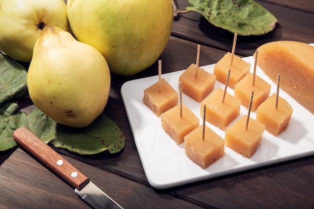 Membrillo casero jalea y frutas sobre fondo de madera