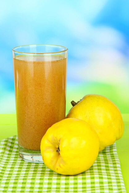 Foto membrillo dulce con jugo en la mesa sobre fondo azul claro