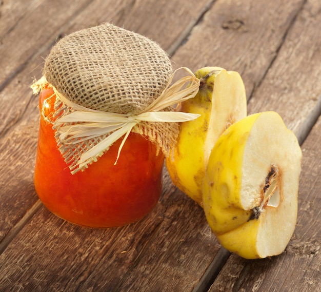 Membrillo de manzana sobre fondo blanco