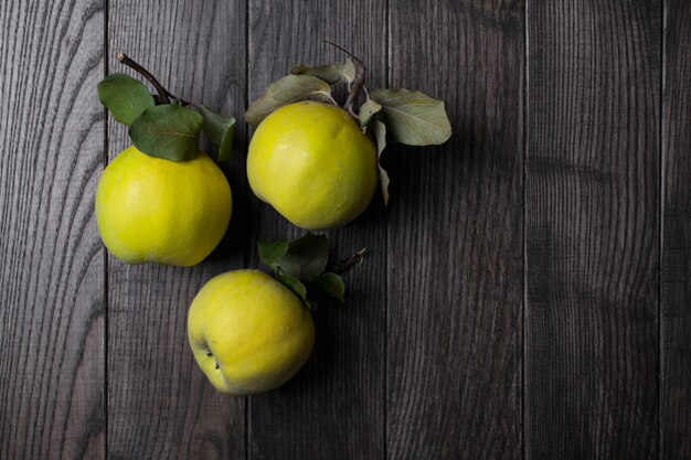 Membrillo en mesa de madera oscura. Frutas de otoño