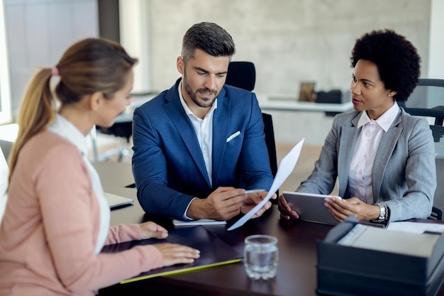 Membros da equipe de recursos humanos tendo uma entrevista de emprego com potencial candidato no escritório