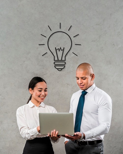 Foto membros da equipe olhando para um laptop