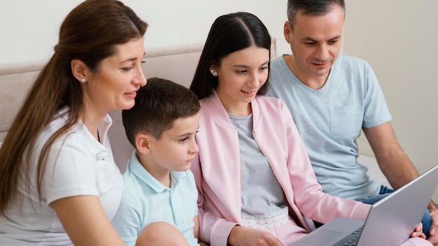 Foto membros da família usando um laptop