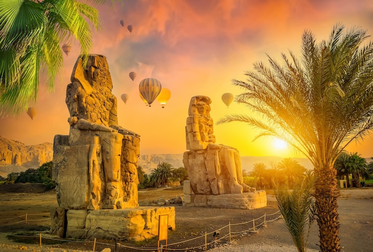 Foto memnon-kolosse und luftballons