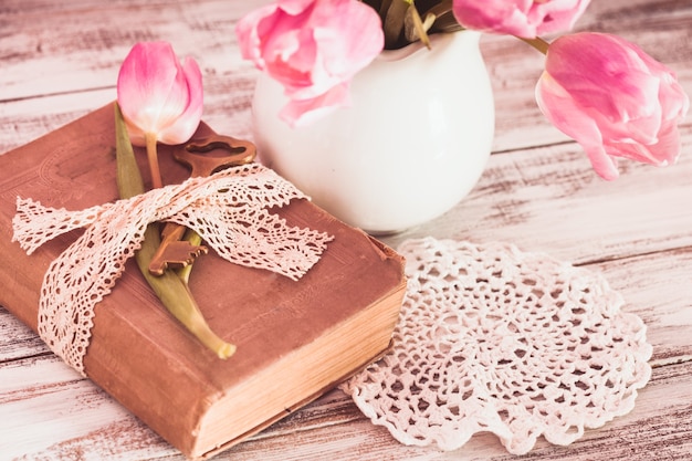 Memorando a natureza morta com livro, chave, renda vintage e tulipas cor de rosa