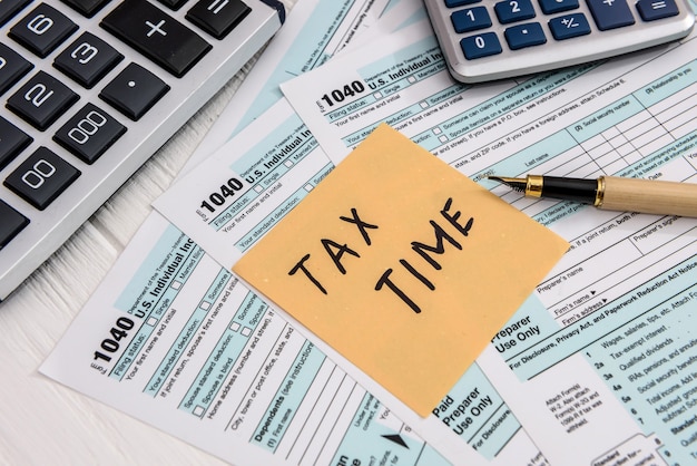 Foto memorando 'tax time' en el formulario de impuestos individual 1040