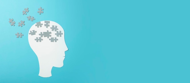 La memoria de alzheimer demencia y el concepto de salud mental del cerebro cabeza de papel de fondo con piezas de un rompecabezas