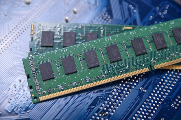 Memoria de la computadora RAM en la placa base. De cerca. sistema, memoria principal, memoria de acceso aleatorio, a bordo, detalles de la computadora. Componentes de la computadora . DDR3. DDR4. DDR5