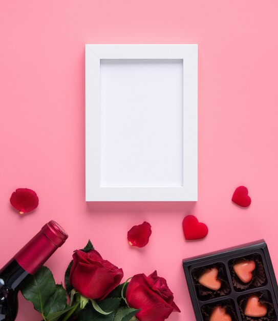 Memoria del día de San Valentín con marco de imagen en blanco sobre fondo rosa concepto de diseño