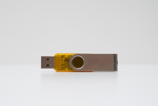 Memoria flash USB aislada en un fondo blanco Trazado de recorte incluido