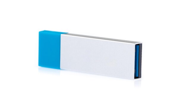 Memoria flash USB aislada en un fondo blanco.