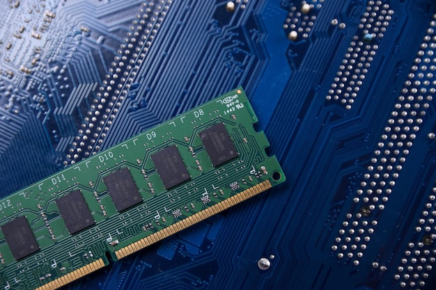 Memoria RAM de la computadora en el fondo de la placa base. De cerca. sistema, memoria principal, memoria de acceso aleatorio, a bordo, detalle de la computadora. Componentes de la computadora . DDR3. DDR4. DDR5