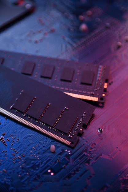 La memoria RAM de la computadora en la placa base. De cerca. sistema, memoria principal, memoria de acceso aleatorio, a bordo, detalle de computadora. Componentes de la computadora . DDR3. DDR4. DDR5