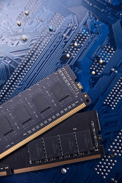 La memoria RAM de la computadora en la placa base. De cerca. sistema, memoria principal, memoria de acceso aleatorio, a bordo, detalle de computadora. Componentes de la computadora . DDR3. DDR4. DDR5
