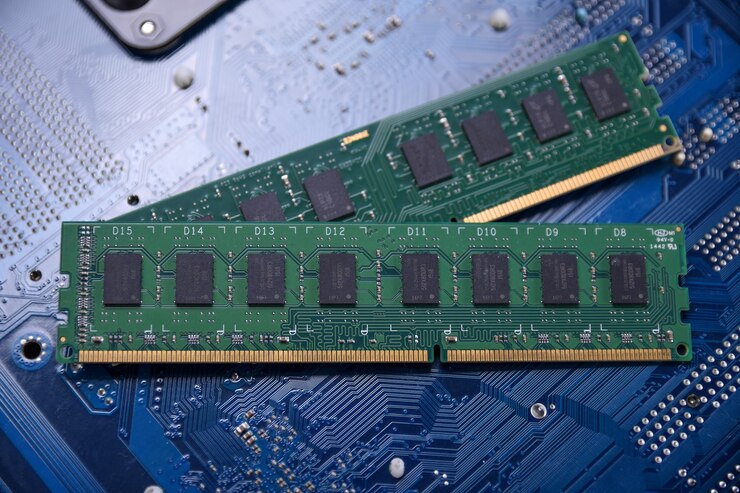 Foto la memoria ram de la computadora en la placa base. de cerca. sistema, memoria principal, memoria de acceso aleatorio, a bordo, detalle de computadora. componentes de la computadora . ddr3. ddr4. ddr5