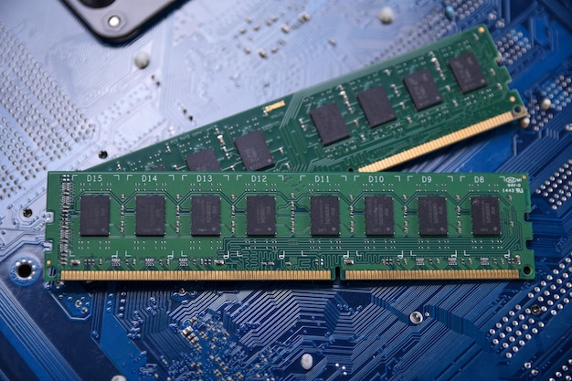 Memória ram do computador na placa-mãe. fechar-se. sistema, memória principal, memória de acesso aleatório, integrado, detalhes do computador. os componentes do computador . ddr3. ddr4. ddr5