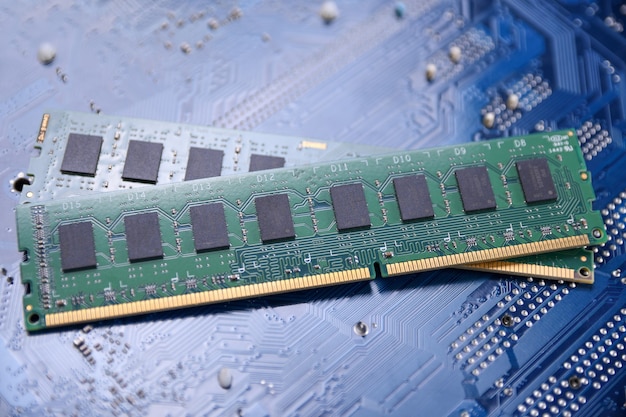 Memória RAM do computador no fundo da placa-mãe. Fechar-se. sistema, memória principal, memória de acesso aleatório, integrado, detalhes do computador. Os componentes do computador . DDR3. DDR4. DDR5