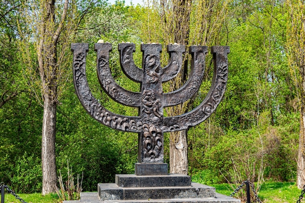 Memorial Babyn Yar a menorá dos judeus caídos do campo de concentração