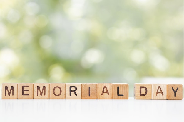 Memorial Day escrito con letras de madera