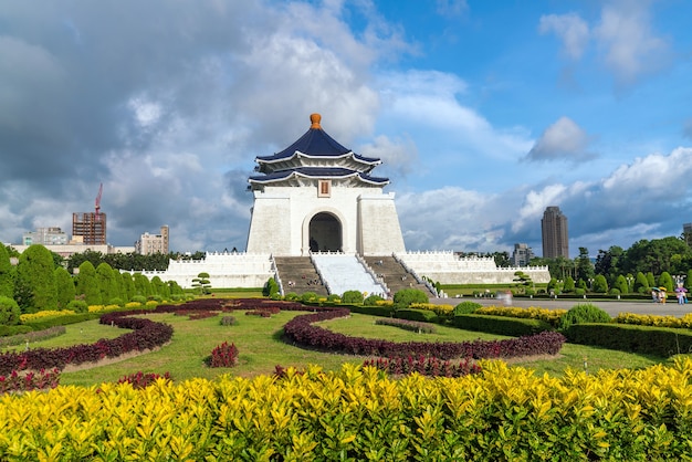 Memorial de Chiang Kai-shek em Taipei, Taiwan. Os caracteres chineses nas paredes representam os valores políticos de ética, democracia e ciência de Chiang Kai-shek.