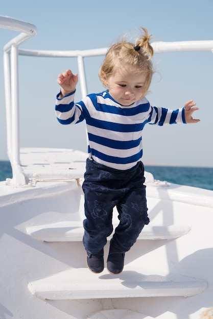 Memórias feitas juntos na última vida. Menino aproveita o navio de cruzeiro do mar de férias. Marinheiro criança. Marinheiro de menino viajando mar. Iate do mar da camisa listrada do marinheiro do menino viajar ao redor do mundo. Pequeno viajante do mar.