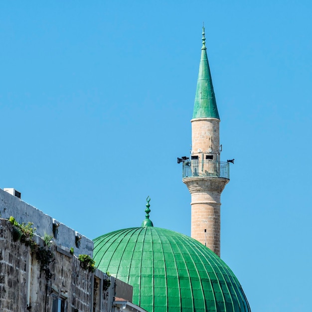 Menareth e a cúpula verde da antiga mesquita aljazar na cidade de Akko em Israel