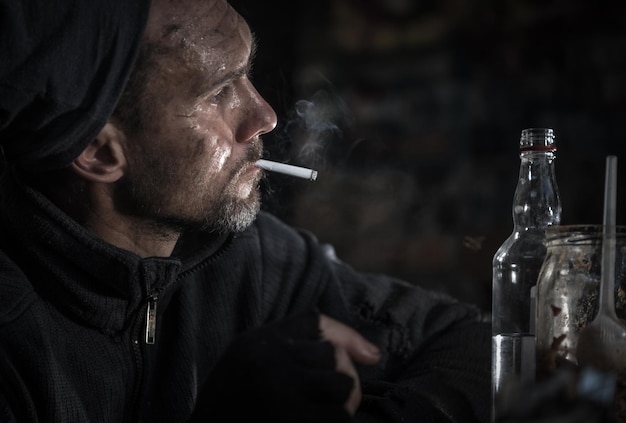 Foto mendigos com cigarro e garrafa de vodka