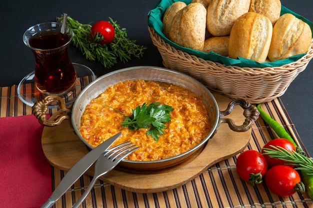 Menemen de comida turca tradicional hecho con huevos