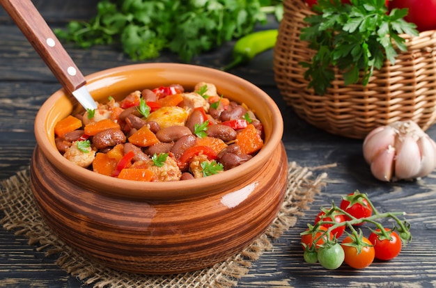 Menestra de verduras con pollo y frijoles