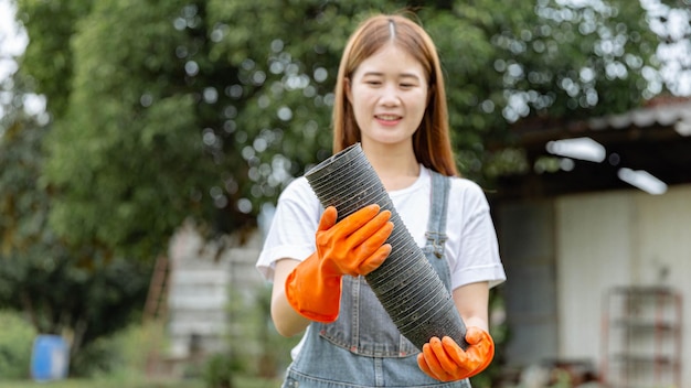 Menge Plastiktöpfe, die sich in den Händen der Greenskeeperin stapeln