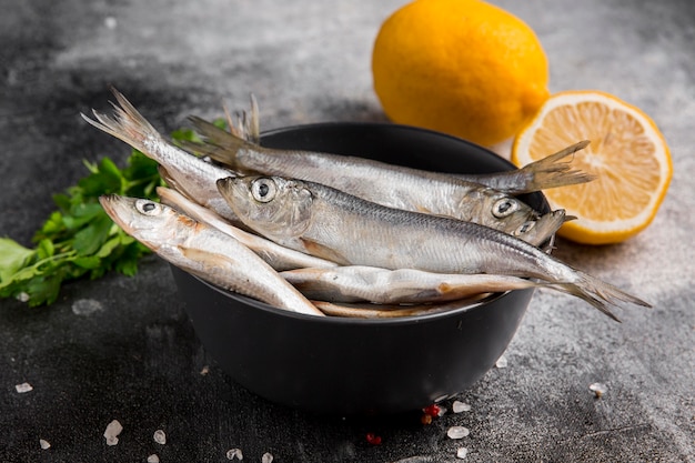 Foto menge thunfisch und zitrone in der schüssel