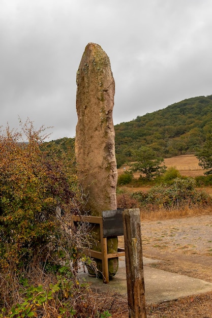 Menhir La Llaneda se encuentra en Pradera la Lastra.