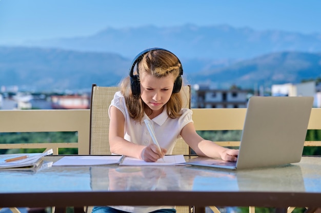 Menina 10 11 anos estudando em casa online