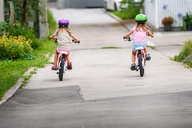 Menina a andar de bicicleta na estrada