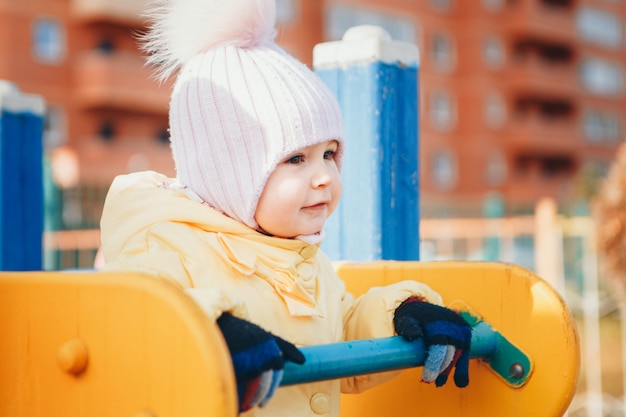 Menina a brincar no parque infantil