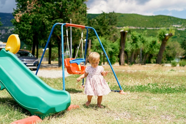 Foto menina a brincar no parque infantil