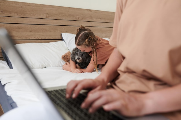 Menina abraçando cachorro na cama