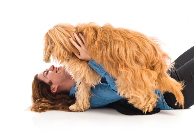 Menina abraçando seu cachorro