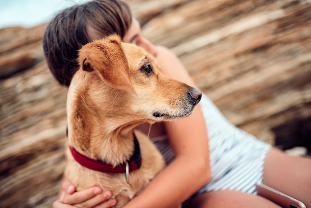 Menina abraçando seu cachorro